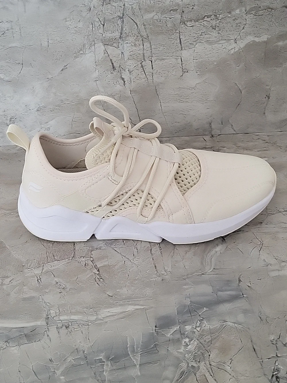 Fabletics Cream Brookside Performance‎ Sneaker Size 7